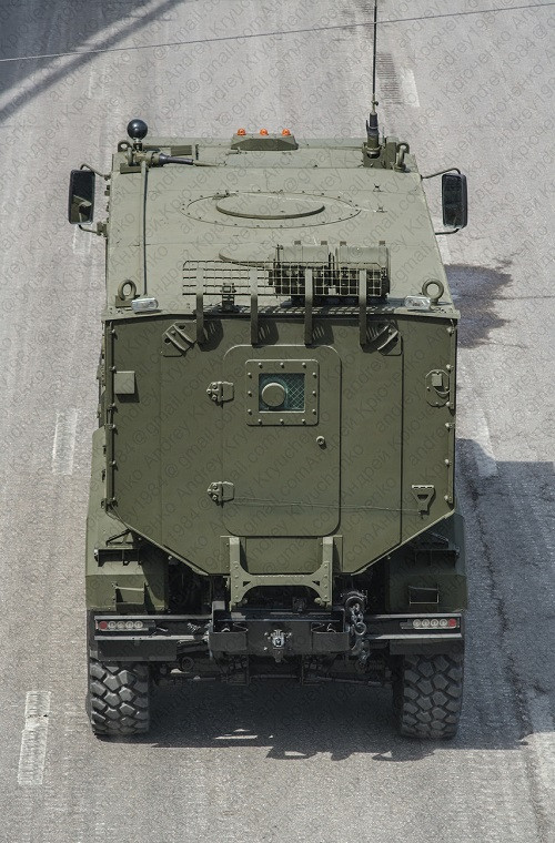 Về cơ bản Typhoon-U có thể được xem là một mẫu phương tiện bọc thép chở quân có thiết kế toàn diện tuy nhiên điều đó không có nghĩa là nó không có lỗi và rất có thể một trong số đã tạo nên vụ tai nạn ngày hôm nay 15/7. Nguồn ảnh: Pinterest.