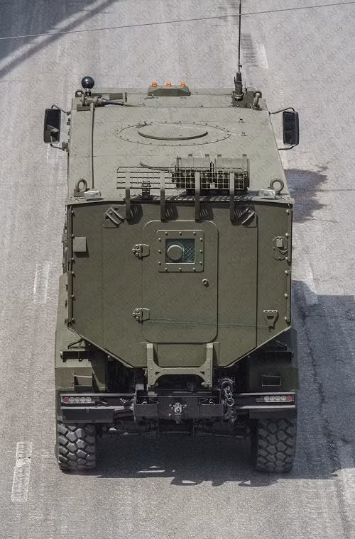 Về cơ bản Typhoon-U có thể được xem là một mẫu phương tiện bọc thép chở quân có thiết kế toàn diện tuy nhiên điều đó không có nghĩa là nó không có lỗi và rất có thể một trong số đã tạo nên vụ tai nạn ngày hôm nay 15/7. Nguồn ảnh: Pinterest.