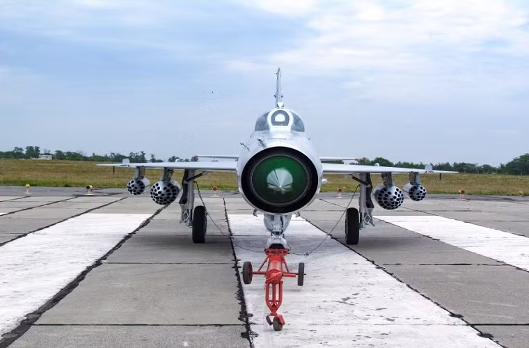 Dù được thiết kế và phát triển tại Liên Xô nhưng đem lại danh tiếng cho MiG-21 lại là Không quân Nhân dân Việt Nam trong Chiến tranh Việt Nam, khi những chiếc MiG-21 do phi công của ta điều khiển đã trở thành nổi khiếp sợ của phi công Mỹ khi chúng tham chiến trên bầu trời miền Bắc. Nguồn ảnh: cont.ws.