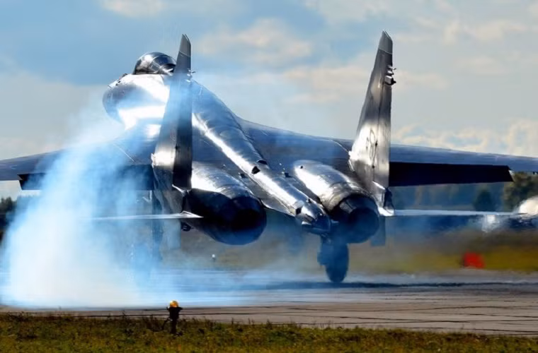 Pekarsh cũng nhấn mạnh, việc chuyển giao lô Su-35 cho Không quân Nga sắp tới là dựa trên hợp đồng với Bộ Quốc phòng Nga được ký kết từ những năm trước đó và theo đúng tiến độ được cả hai đề ra. Bản thân các máy bay sẵn sàng được bàn giao đều đã trải qua quá trình thử nghiệm dưới mặt đất lẫn trên không. Nguồn ảnh: oruzhie.info.