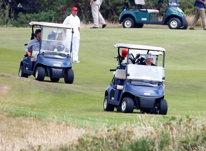 Tổng thống Trump chơi golf trong chuyến thăm Anh và có cuộc thảo luận với Thủ tướng Anh Theresa May.