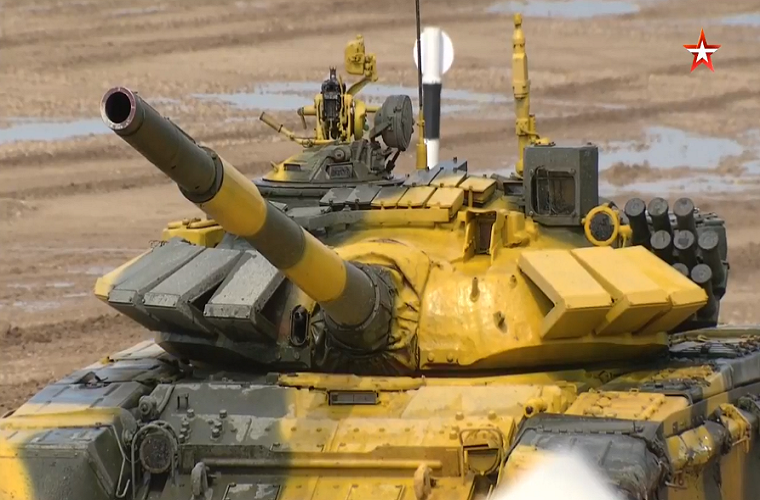 Quả thực ở một khúc cua khó, chiếc xe tăng của kíp lái Việt Nam suýt nữa thì rẽ nhầm từ đường đất bụi mù sang đường nhựa. Nhưng lái xe kiêm thợ máy đã nhanh chóng chỉnh lại hướng, đưa xe vượt qua chướng ngại nước mà không hề mắc lỗi (một trong những đoạn đường khó tại Tank Biathlon). Nguồn ảnh: tvzvezda.ru.