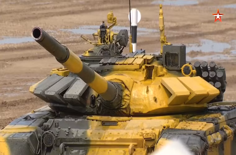 Quả thực ở một khúc cua khó, chiếc xe tăng của kíp lái Việt Nam suýt nữa thì rẽ nhầm từ đường đất bụi mù sang đường nhựa. Nhưng lái xe kiêm thợ máy đã nhanh chóng chỉnh lại hướng, đưa xe vượt qua chướng ngại nước mà không hề mắc lỗi (một trong những đoạn đường khó tại Tank Biathlon). Nguồn ảnh: tvzvezda.ru.