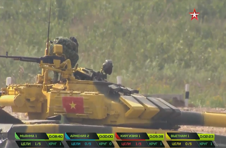 Thành viên kíp lái số 1 của Việt Nam trong ngày thi đầu tiên là Đại úy Trần Việt Hải (chỉ huy), Trung úy Nguyễn Anh Tuấn (xạ thủ pháo) và Trung úy Nguyễn Tiến Triển (lái xe-kiêm thợ máy). Nguồn ảnh: tvzvezda.ru.