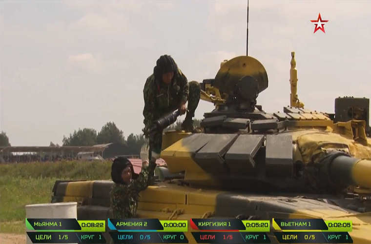 Kíp lái số 1 của đội tuyển Việt Nam đưa đạn pháo 125mm lên xe khi được lệnh thực hiện phần thi của mình. Nguồn ảnh: tvzvezda.ru.