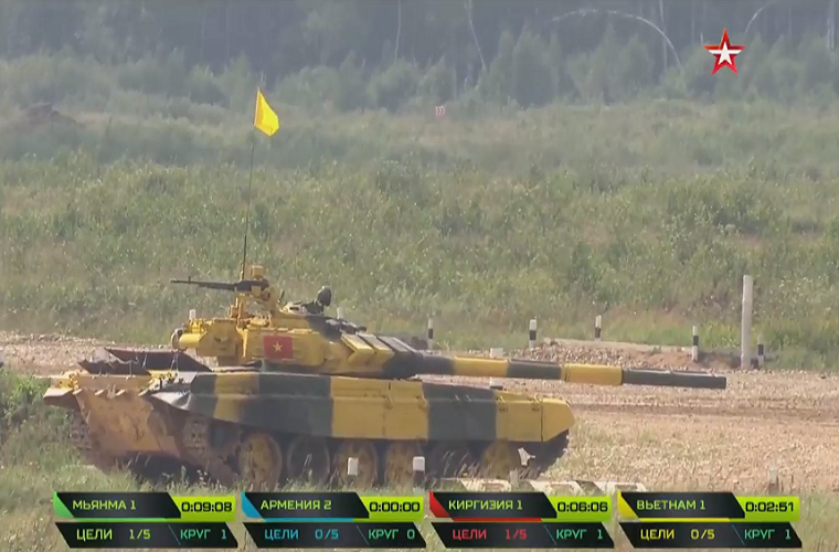 Cần phải nói thêm là trước khi bước vào ngày thi đầu tiên, đội tuyển Việt Nam với ba kíp lái chính và một kíp lái dự bị chỉ có ba lần được làm quen với T-72B3 - dòng xe tăng chính được nước chủ nhà Nga cung cấp cho các đội tuyển tham dự Tank Biathlon 2018 nếu không mang theo xe tăng. Nguồn ảnh: tvzvezda.ru.