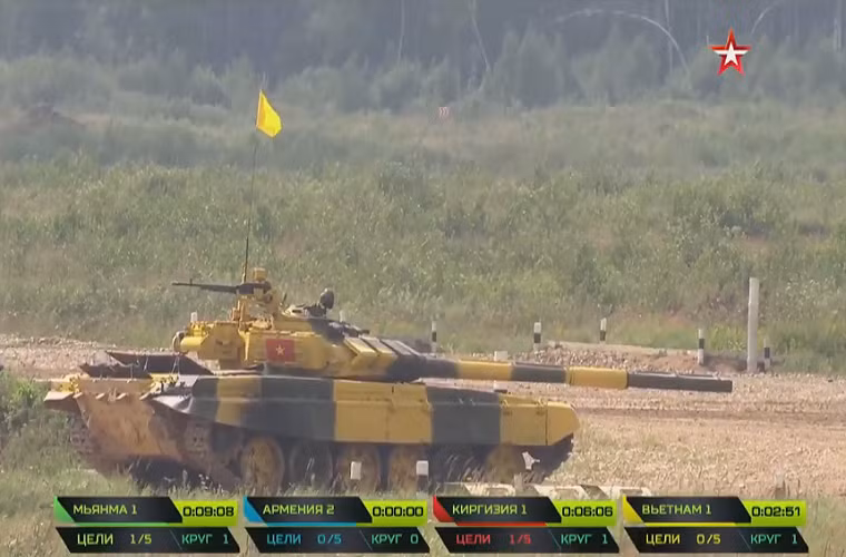 Cần phải nói thêm là trước khi bước vào ngày thi đầu tiên, đội tuyển Việt Nam với ba kíp lái chính và một kíp lái dự bị chỉ có ba lần được làm quen với T-72B3 - dòng xe tăng chính được nước chủ nhà Nga cung cấp cho các đội tuyển tham dự Tank Biathlon 2018 nếu không mang theo xe tăng. Nguồn ảnh: tvzvezda.ru.