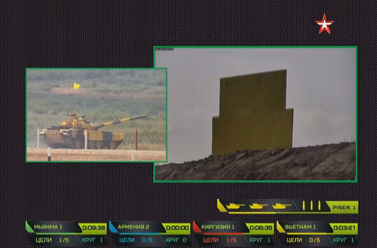 Trong khi đó ở phần thi bắn với pháo 125mm trên xe tăng T-72B3, chúng ta chỉ bắn trúng mục tiêu số 1 một lần, trong tổng số ba phát bắn. Nguồn ảnh: tvzvezda.ru.