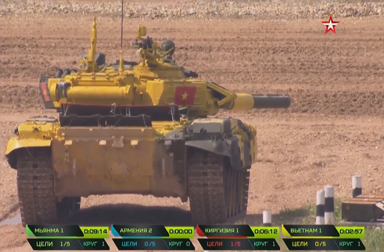 Chính vì lý do này mà có thể thấy các chiến sĩ của chúng ta chưa thực sự làm chủ được khí tài, dẫn tới việc chưa đưa T-72B3 tới công suất và tính năng kỹ chiến thuật vốn có của nó. Bằng chứng là tốc độ cao nhất mà kíp lái số 1 của chúng ta đạt được trong suốt thời gian di chuyển ở các đoạn đường chỉ 55km/h. Nguồn ảnh: tvzvezda.ru.