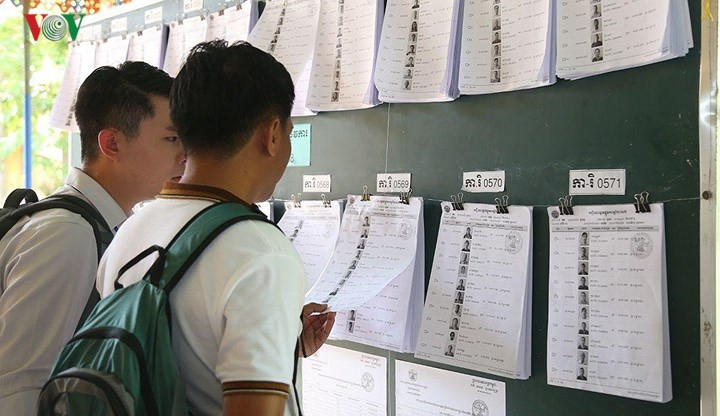 Các cử tri cân nhắc về ứng cử viên trước khi bỏ phiếu.