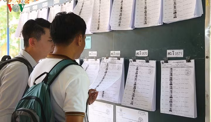 Các cử tri cân nhắc về ứng cử viên trước khi bỏ phiếu.