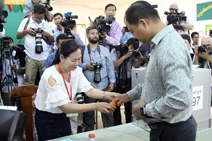 Mọi thùng phiếu đều có cán bộ hỗ trợ cử tri.