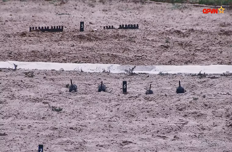 Trong ảnh là một trận địa pháo binh địch giả định trong huấn luyện bắn pháo trên sa bàn đối với các khách mời của chúng ta. Nguồn ảnh: QPVN.