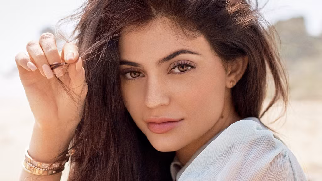 Kylie Jenner bán chính hình ảnh của mình, hay đúng hơn, mọi thứ mỹ phẩm để làm nên hình ảnh đó. Ảnh: Vogue.