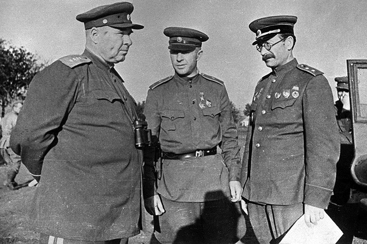 Trong khi đó, các tướng lĩnh Xô viết cũng lên kế hoạch tiến công mùa hè để phát huy thắng lợi Stalingrad. Nhưng khi biết về Chiến dịch Thành Trì của Đức, Bộ Tổng tham mưu Hồng quân quyết định thay đổi chiến thuật, xác định trước tiên phải đẩy lui cuộc tấn công của Đức.