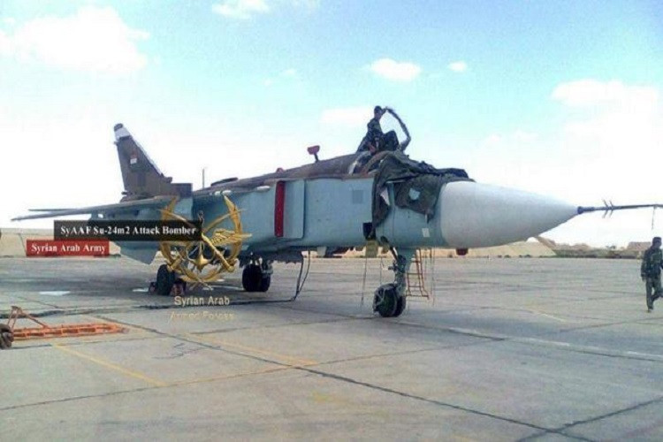 Điều này khiến nhiều chuyên gia quân sự cảm thấy bất ngờ khi các mẫu bản đồ số trên máy tính bảng mà cụ thể là trên ứng dụng Google Map thường không chính xác so với mục tiêu trên thực địa ở thời gian thực. Dù vậy bằng một cách nào đó phi công Su-24M2 Syria vẫn có thể tìm ra được mục tiêu bằng ứng dụng số này. Nguồn ảnh: Syrian Arab