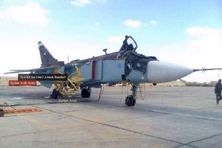 Điều này khiến nhiều chuyên gia quân sự cảm thấy bất ngờ khi các mẫu bản đồ số trên máy tính bảng mà cụ thể là trên ứng dụng Google Map thường không chính xác so với mục tiêu trên thực địa ở thời gian thực. Dù vậy bằng một cách nào đó phi công Su-24M2 Syria vẫn có thể tìm ra được mục tiêu bằng ứng dụng số này. Nguồn ảnh: Syrian Arab