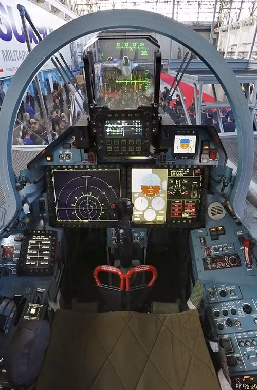 Sukhoi Su-35 (tên của NATO: Flanker-E+) là máy bay tiêm kích hạng nặng, tầm xa, đa năng, thế hệ 4++ do Tập đoàn sản xuất máy bay quân sự Sukhoi thiết kế, ban đầu dành cho Không quân Nga sau đó được mở rộng ra cả thị trường xuất khẩu với các biến thể khác nhau. Nguồn ảnh: oruzhie.info.