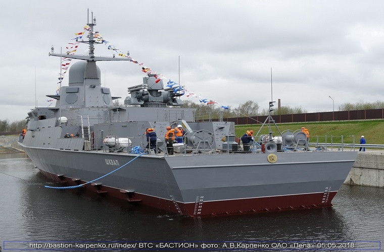 Hệ thống vũ khí trên Project 22800 cũng được nâng cấp đáng kể so với Project 21631, từ hải pháo chính cho đến tổ hợp vũ khí phòng không. Nếu như ở Project 21631 sử dụng tổ hợp vũ khí đánh chặn tầm gần (CIWS) AK-630-M2 thì qua Project 22800 nó đã được trang bị tổ hợp CIWS Pantsir-M. Đây là trang bị khá hiếm thấy đối với một tàu chiến có lượng giãn nước chỉ 800 tấn như Project 22800. Trong ảnh là tàu Shkval “584”, chiếc đầu tiên của lớp Karakurt được trang bị Pantsir-M. Nguồn ảnh: bastion-karpenko.