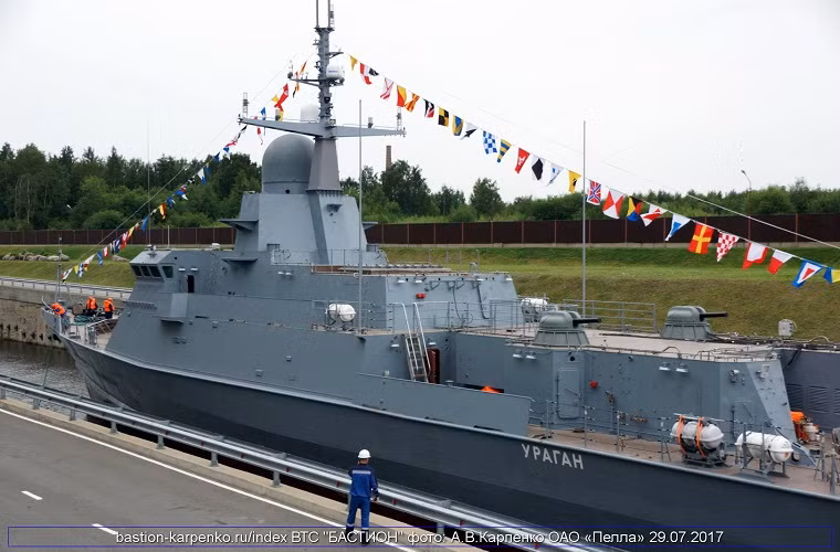 Ở nhiều góc độ mà nói Project 22800 gần như là một biến thể nâng cấp toàn diện của Project 21631 khi giữa chúng tồn tại những thiết kế khá tương đồng, từ lượng giãn nước cho tới cấu hình vũ khí. Nhờ vào việc “sinh sau đẻ muộn” Project 22800 cũng được tối ưu hóa tốt hơn hẳn Project 21631. Nguồn ảnh: bastion-karpenko.