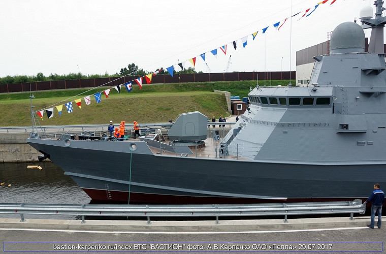 Về hệ thống vũ khí chính Project 22800 được gắn một hải pháo đa năng AK-176 dùng để chống lại các mục tiêu trên biển, trên bờ, trên không kể cả tên lửa chống tàu loại bay thấp. Pháo được trang bị sẵn sàng 152 viên đạn cỡ 76,2mm, có thể tùy chỉnh tốc độ bắn 30, 60 hoặc 120 phát/phút, sơ tốc đầu đạn là 980m/s, góc ngẩng -15° - +85°, góc quay ngang ±175°, tầm bắn hiệu quả 10km, tầm bắn xa nhất 16km. Nguồn ảnh: bastion-karpenko.