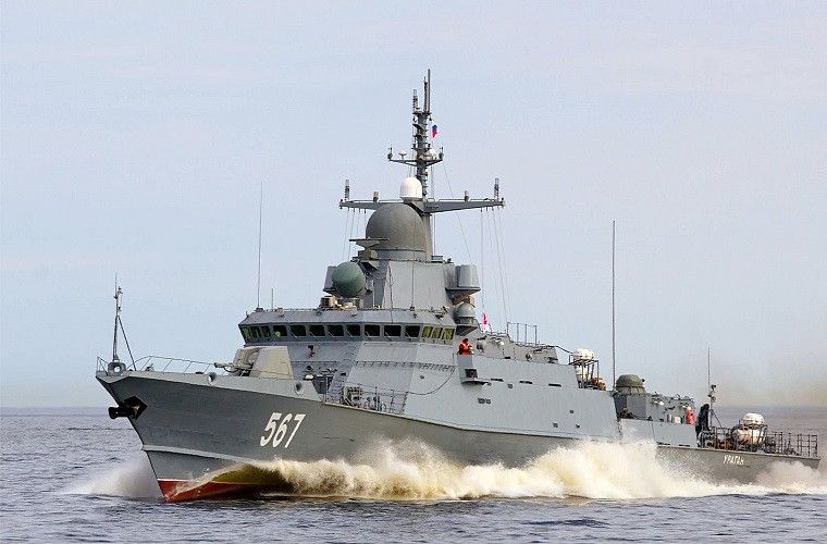 Cũng theo Thứ trưởng Borisov, tàu tên lửa này có những tính năng vượt trội như, lượng giãn nước thấp, cơ động và được trang bị vũ khí hiện đại, với trung tâm là tên lửa hành trình Kalibr. Ông Borisov cho rằng lớp Karakurt có tiềm năng xuất khẩu rất tốt sang nhiều quốc gia, đặc biệt là khu vực Thái Bình Dương như Việt Nam, Trung Quốc, Ấn Độ và các quốc gia khác. Trong ảnh là tàu Uragan mang số hiệu “567” chiếc đầu tiên thuộc lớp Karakurt của Hải quân Nga. Nguồn ảnh: airbase.ru.
