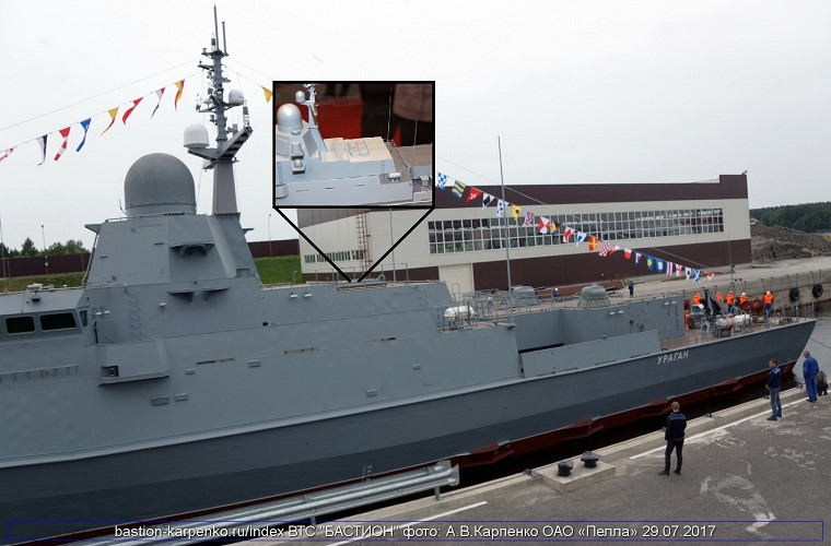 Giống như Project 21631, các tàu Project 22800 cũng được trang bị tổ hợp ống phóng tên lửa thẳng đừng mang theo 2 hệ thống tên lửa hành trình Kalibr hoặc P-800 Oniks với 8 ống phóng. Cả hai dòng tên lửa này đều có thể được sử dụng để tấn công nhiều loại mục tiêu khác nhau với tầm bắn lên đến hơn 1.000km. Nguồn ảnh: bastion-karpenko.