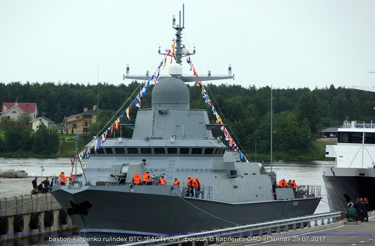 Dù là tàu chiến nhỏ nhưng lớp Karakurt được Hải quân Nga trang bị hệ thống điện tử tương đương các tàu hộ vệ tên lửa cỡ lớn trên 1.000 tấn với nhiều hệ thống radar khác nhau như: Radar quét mạng pha điện tử chủ động AFAR, radar Laska, radar PAL-N-4. Trong đó radar Laska có khả năng vừa sục sạo vừa bám mục tiêu từ khoảng cách lên tới 30km. Nguồn ảnh: bastion-karpenko.