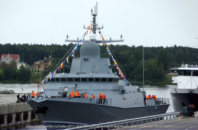 Dù là tàu chiến nhỏ nhưng lớp Karakurt được Hải quân Nga trang bị hệ thống điện tử tương đương các tàu hộ vệ tên lửa cỡ lớn trên 1.000 tấn với nhiều hệ thống radar khác nhau như: Radar quét mạng pha điện tử chủ động AFAR, radar Laska, radar PAL-N-4. Trong đó radar Laska có khả năng vừa sục sạo vừa bám mục tiêu từ khoảng cách lên tới 30km. Nguồn ảnh: bastion-karpenko.