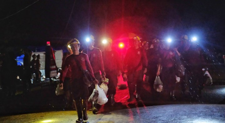 Binh sỹ, nhân viên cứu hộ và nhân viên tình nguyện luôn túc trực 24/24 tại cửa hang Tham Luang. Ảnh: Getty.