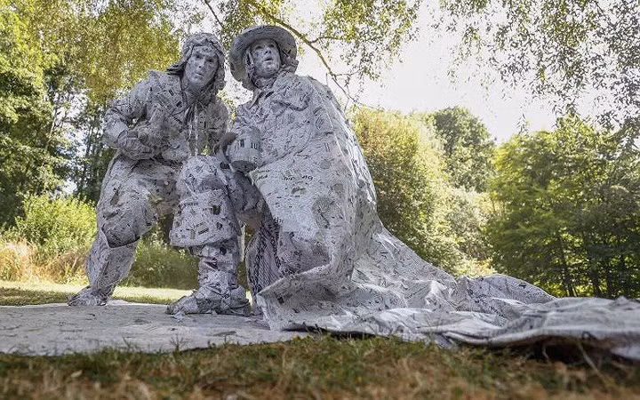 … thậm chí là tượng bằng giấy.