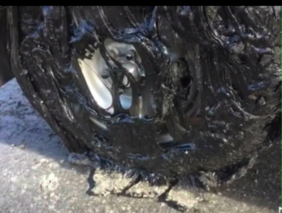 Bà Deborah Stacey – người dân địa phương tại Tarzali – cho phóng viên tờ Courier Makil biết: “Ngay khi mặt trời xuất hiện, đường bắt đầu nhớp dính… nhựa đường tan chảy dính chặt vào các bánh xe tải”.