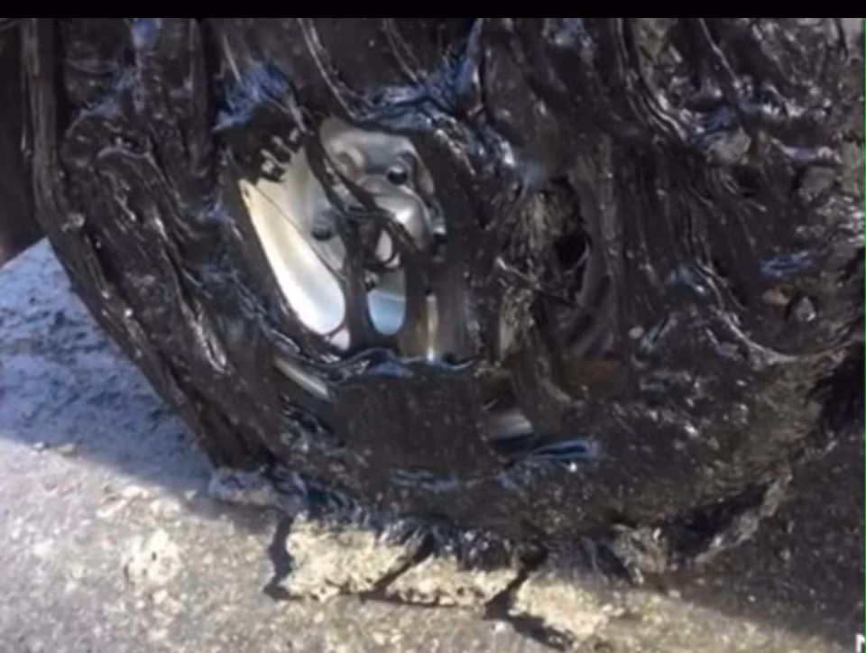 Bà Deborah Stacey – người dân địa phương tại Tarzali – cho phóng viên tờ Courier Makil biết: “Ngay khi mặt trời xuất hiện, đường bắt đầu nhớp dính… nhựa đường tan chảy dính chặt vào các bánh xe tải”.