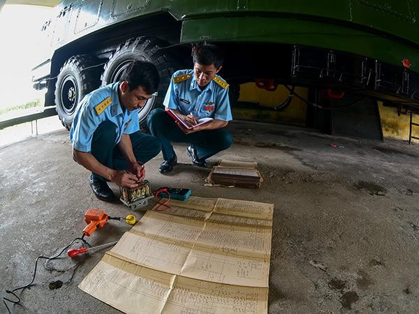 Sửa chữa khí tài.