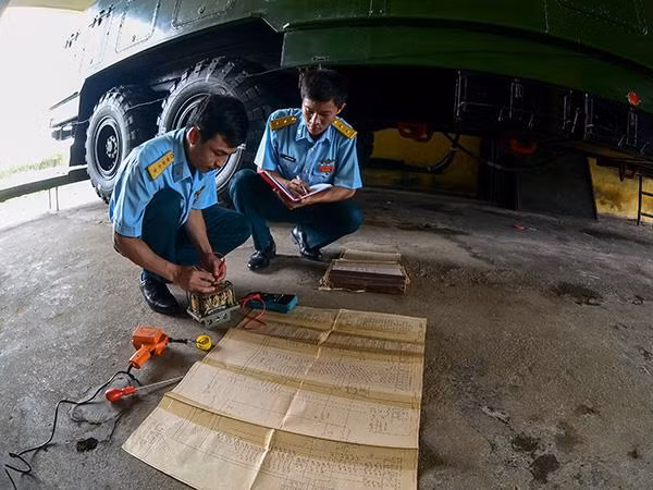 Sửa chữa khí tài.