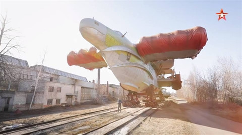 Chiếc Ekranoplan lớp Lun đang trong tình trạng sửa chữa tại nhà máy