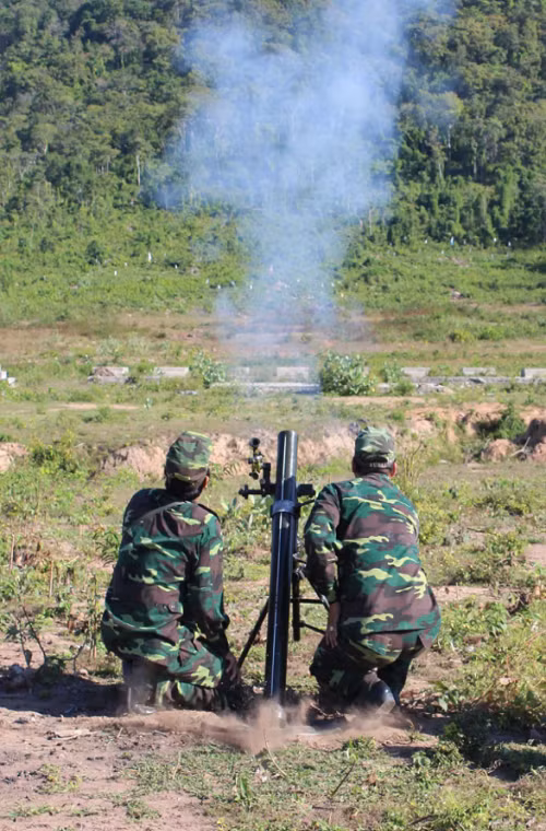 Về thông số kỹ thuật, cối 82mm trọng lượng chiến đấu chỉ khoảng 36kg với thành phần chiến đấu cũng gồm nòng, tấm đế, chân súng và thước ngắm quang học. Với tính năng kỹ chiến thuật trên, cối 82mm tỏ ra cơ động hơn hẳn so với cối 100mm trong biên chế đơn vị hỏa lực bộ binh trong khi đó tầm bắn của nó vẫn có thể đạt tới tầm hơn 3.000m. Nguồn ảnh: Báo Quân khu 7.