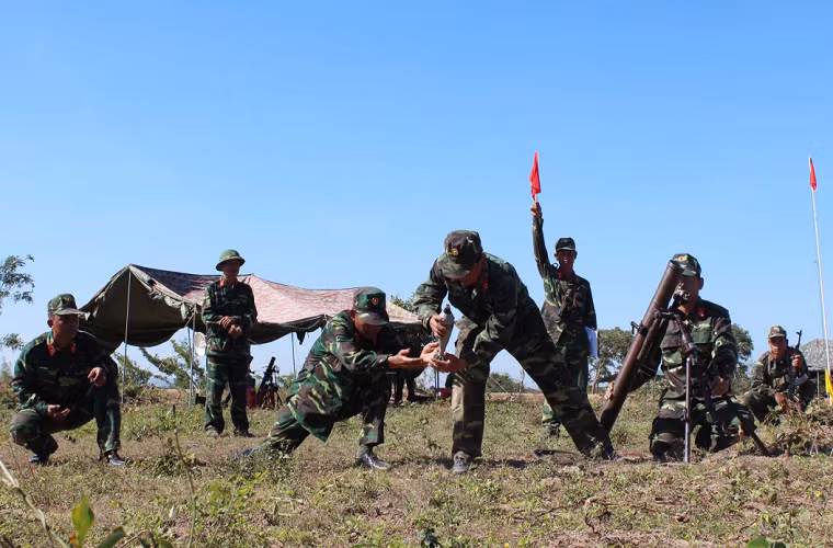 Bên cạnh cối 100mm, Lục quân Việt Nam còn sử dụng phổ biến một loại cối bộ binh khác là cối 82mm ở cấp hỏa lực tương đương. Cối 82mm cũng có biên chế từ 3-4 pháo thủ với tầm bắn cũng không quá thua kém cối 100mm. Nguồn ảnh: Báo Quân khu 7.