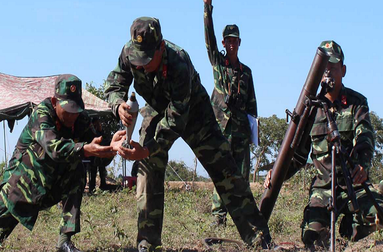 Kiểm tra bắn đạn thật bài 9 súng cối 82mm, mỗi khẩu đội phải tiêu diệt 2 mục tiêu ở cự ly 500 mét và 600 mét, cơ số đạn 7 viên. Nguồn ảnh: Báo Quân khu 7.