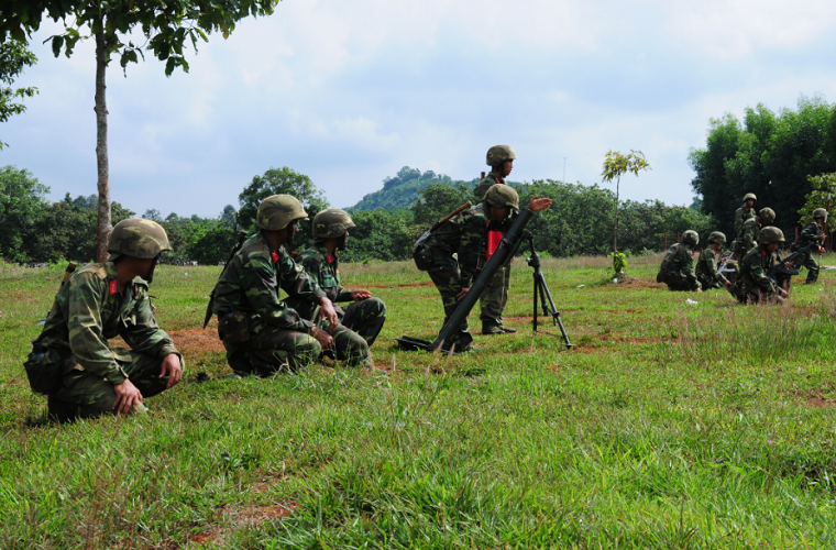 Trên thực tế Việt Nam sở hữu khá nhiều mẫu pháo cối có cỡ nòng trên 100mm như 120mm và 160mm, tuy vậy xét về khả năng cơ động thì cối 100mm vẫn hiệu quả hơn các loại cối hạng nặng trong biên chế đơn vị hỏa lực bộ binh khi nó có thể được triển khai mà không cần có sự hỗ trợ của phương tiện cơ giới cũng như có thể đặt trên nhiều loại địa hình. Nguồn ảnh: Báo Quân khu 7.