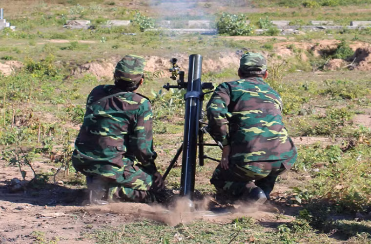 Cận cảnh tổ đội cối 82mm của Đảng ủy, Bộ Chỉ huy Quân sự tỉnh Bình Thuận trong kiểm tra bắn đạn thật năm 2016. Nguồn ảnh: Báo Quân khu 7.