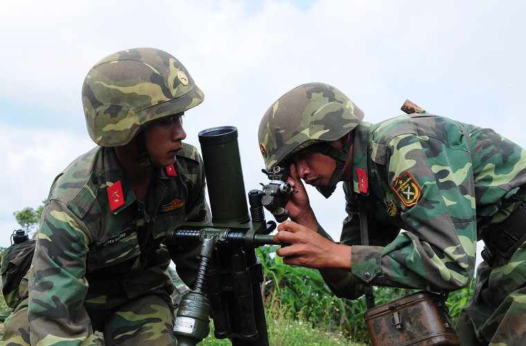 Về thông số kỹ thuật cối 100mm của Việt Nam có trọng lượng chiến đấu vào khoảng 75kg với ba thành phần chiến đấu gồm nòng, tấm đế và chân súng ngoài ra còn có thước ngắm quang học. Các thành phần chiến đấu này có thể được tháo rời thuận tiện cho việc vận chuyển cũng như cơ động trong triển khai và thu hồi. Nguồn ảnh: Báo Quân khu 7.