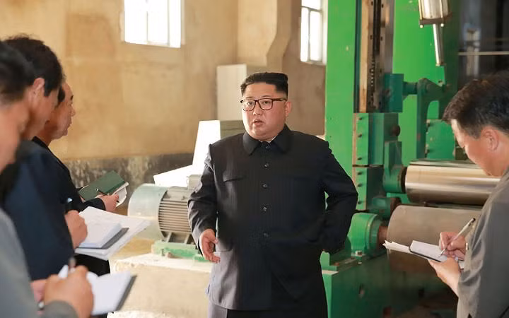 Các cán bộ quản lý nhà máy cũng bị ông Kim Jong-un phê bình vì “bận đổ lỗi cho nhau”.