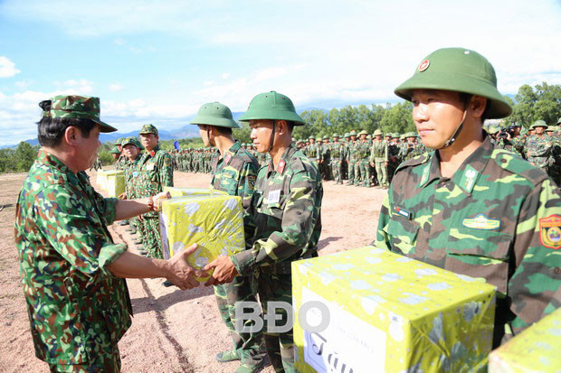 Đồng chí Nguyễn Thanh Tùng, Ủy viên Trung ương Đảng, Bí thư Tỉnh ủy, Trưởng Ban Chỉ đạo diễn tập khu vực phòng thủ tỉnh tặng quà, động viên các chiến sỹ tham gia diễn tập. Ảnh: Văn Lưu.