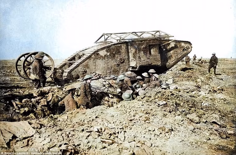 Một chiếc xe tăng Mark I của Anh băng qua các chiến hào ở Flanders, Bỉ năm 1916, với kích thước của Mark I nó hoàn toàn lý tưởng cho việc bảo vệ bộ binh trước hỏa lực bắn thẳng của quân Đức, mặt khác còn đủ khỏe để phá tan các lớp hàng rào dây thép gai. Nguồn ảnh” Daily Mail.