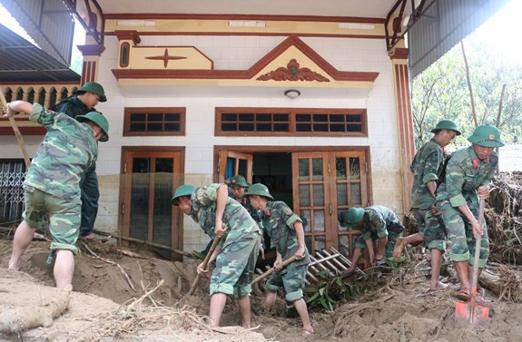 Chiến sĩ Trung đoàn 98, Sư đoàn 316 (Quân khu 2) giúp đỡ nhân dân vận chuyển tài sản ra khỏi vùng nguy hiểm.
