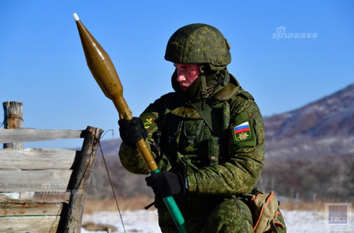 RPG-7 được thiết kế để có thể bắn nhiều loại đạn khác nhau như đạn xuyên giáp diệt tăng, đạn chống bộ binh, đạn phá công sự. Mẫu đạn tiêu chuẩn gắn liền với tên tuổi của RPG-7 là PG-7V được đưa vào sử dụng năm 1961 có tầm bắn mục tiêu di động 250m, xuyên giáp dày 260mm. Nguồn ảnh: TASS.