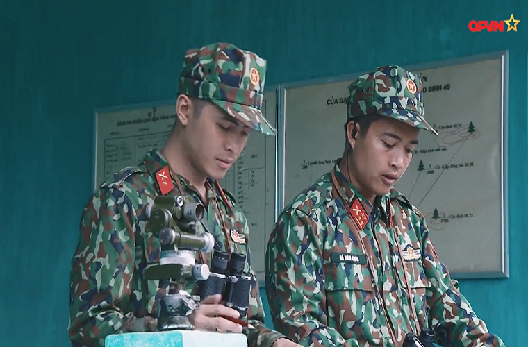 Ở đây người chỉ huy phải xác định rõ vị trí và khoảng cách giữa trận địa pháo của do mình chỉ huy với trận địa của đối phương từ đó đưa ra các thông số bắn chính xác cho từng khẩu đội pháo bên dưới. Dĩ nhiên, để có thể nã từng viên đạn pháo chính xác vào mục tiêu người chỉ huy cũng cần phải điều chỉnh thông số bắn các khẩu pháo của mình qua mỗi loạt đạn. Nguồn ảnh: QPVN.