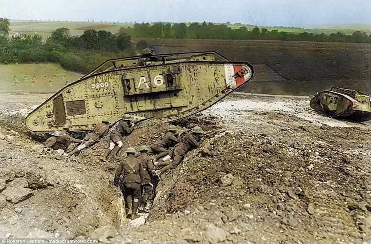 Bộ binh Anh chiến đấu bên cạnh những chiếc xe tăng của mình ở Flanders, Bỉ năm 1918. Nguồn ảnh” Daily Mail.