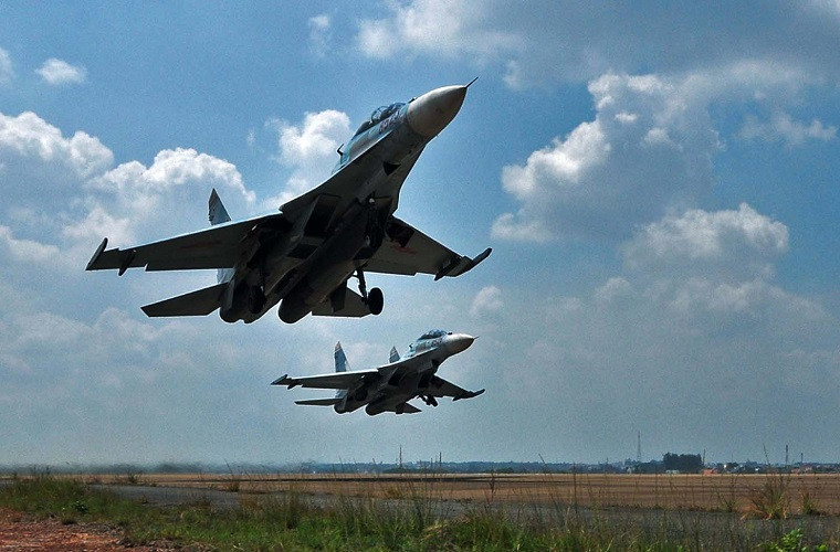 Su-30 được trang bị một pháo 30mm. Máy bay có một số điểm cứng dưới cánh (để gắn vũ khí…). Chiếc Su-27PU gốc chỉ có 8 điểm cứng nhưng phiên bản cải tiến Su-30MK có tới 12 điểm như thế.